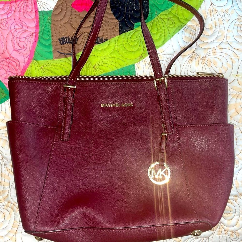 Michael Kors Jet Set tote bag is crafted from signature Saffiano leather.